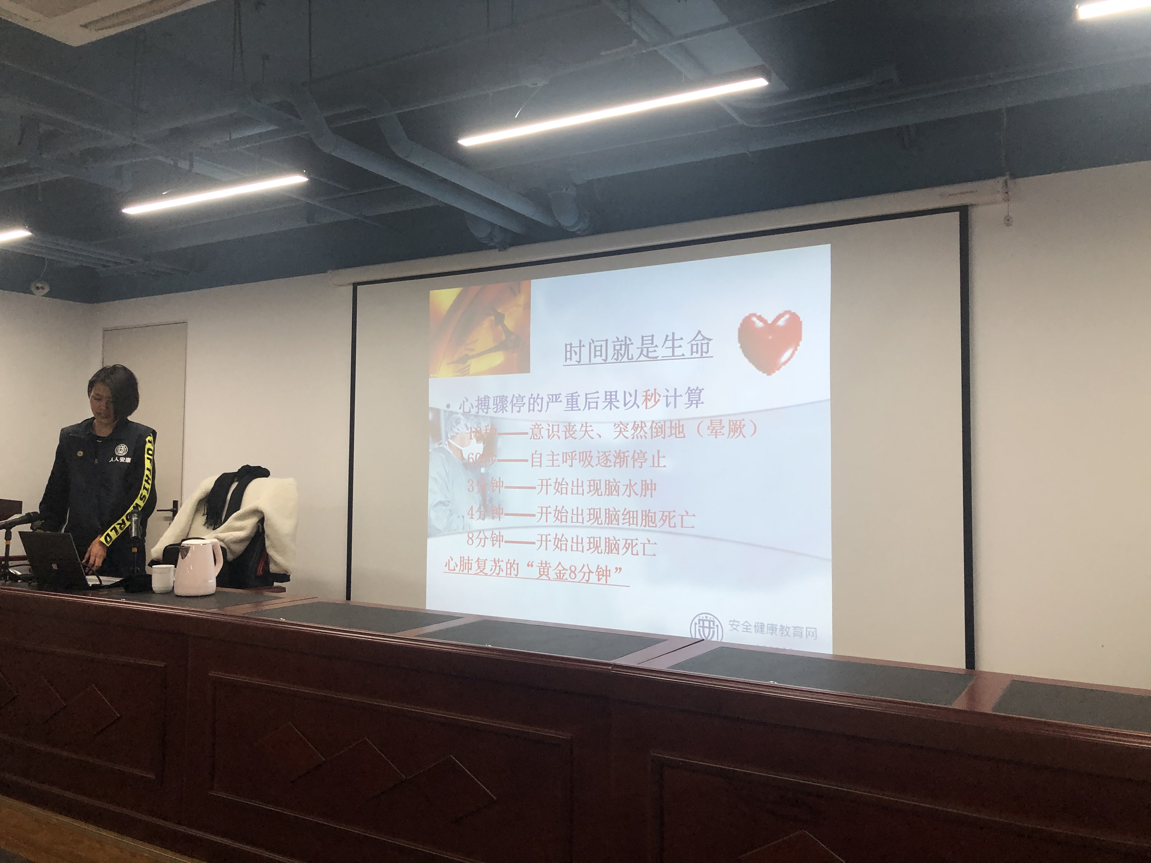 精英集团开展健康知识讲座——关爱员工 . 关注健康 精英集团开展健康知识讲座——关爱员工 . 关注健康